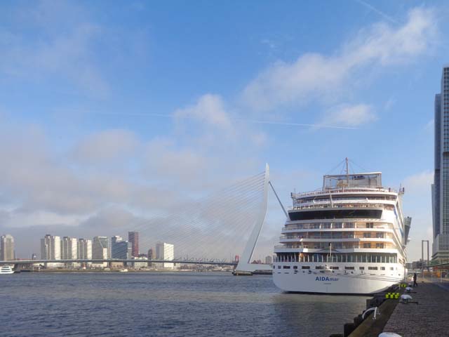 Cruiseschip ms AIDAmar van Aida Cruises aan de Cruise Terminal Rotterdam